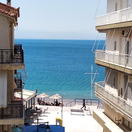 Seaview Apartment In Theheart Of Loutraki Экстерьер фото