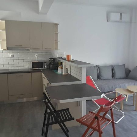 Seaview Apartment In Theheart Of Loutraki Экстерьер фото
