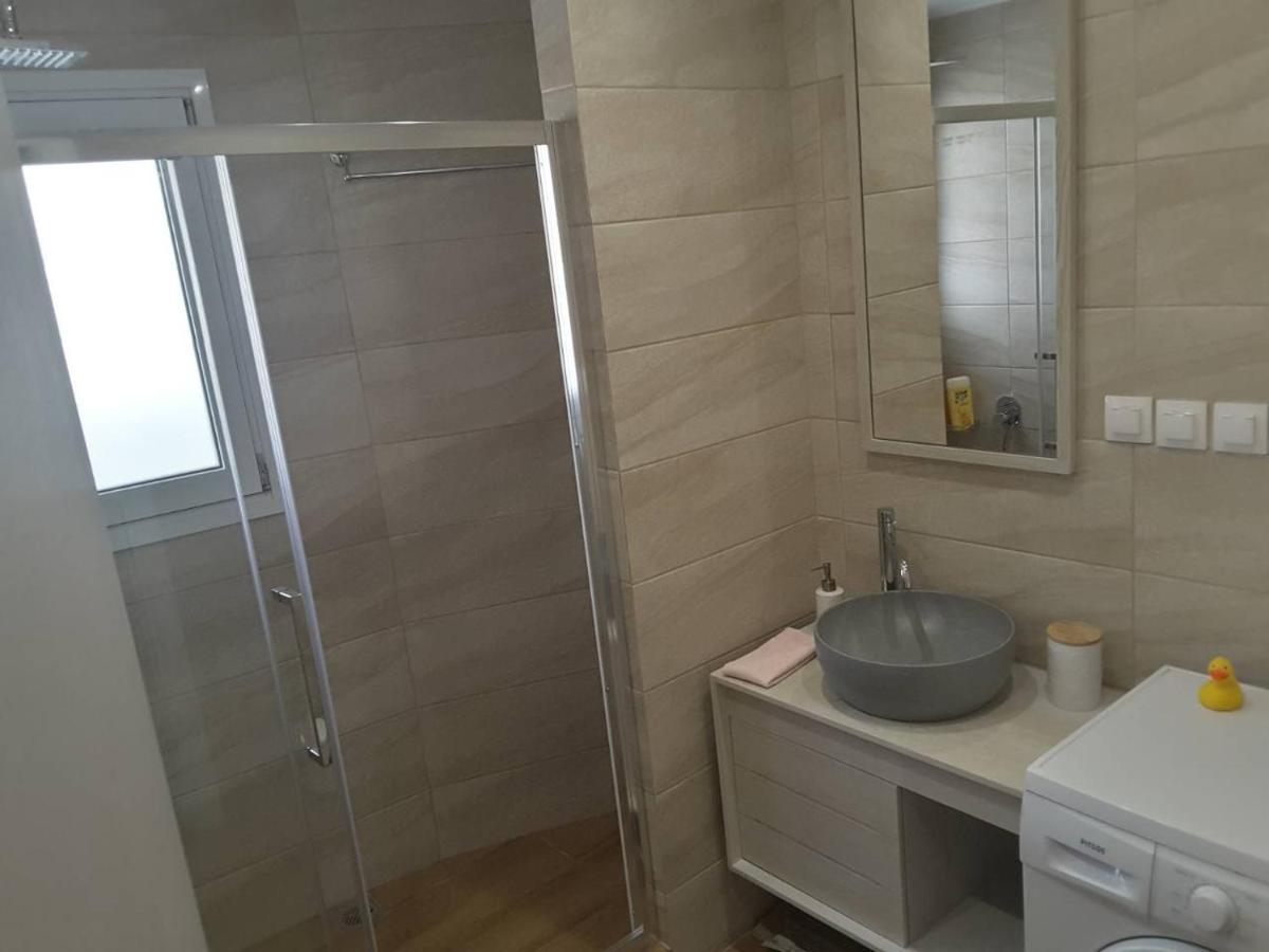 Seaview Apartment In Theheart Of Loutraki Экстерьер фото